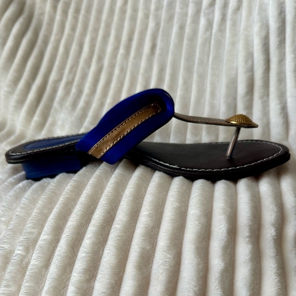 NEW Gold Blue Sandals Cushioned Flip Flops Statement Thumb Strap Size 9 Flats - Picture 9 of 12